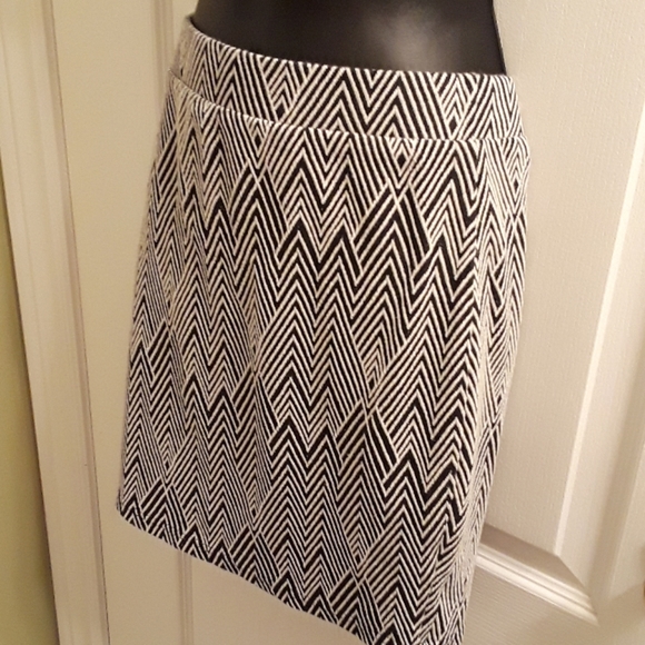 💕CUTE💕Suzy Shier geometric pencil skirt - Picture 4 of 6